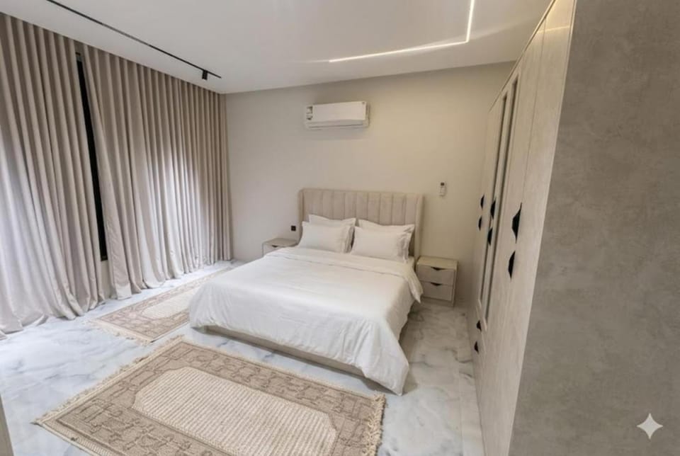 Bed, Photo of the whole room, Bedroom, air conditioner