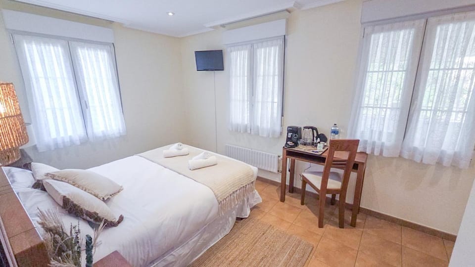 Bed, TV and multimedia, Living room, Photo of the whole room, Seating area, Bedroom