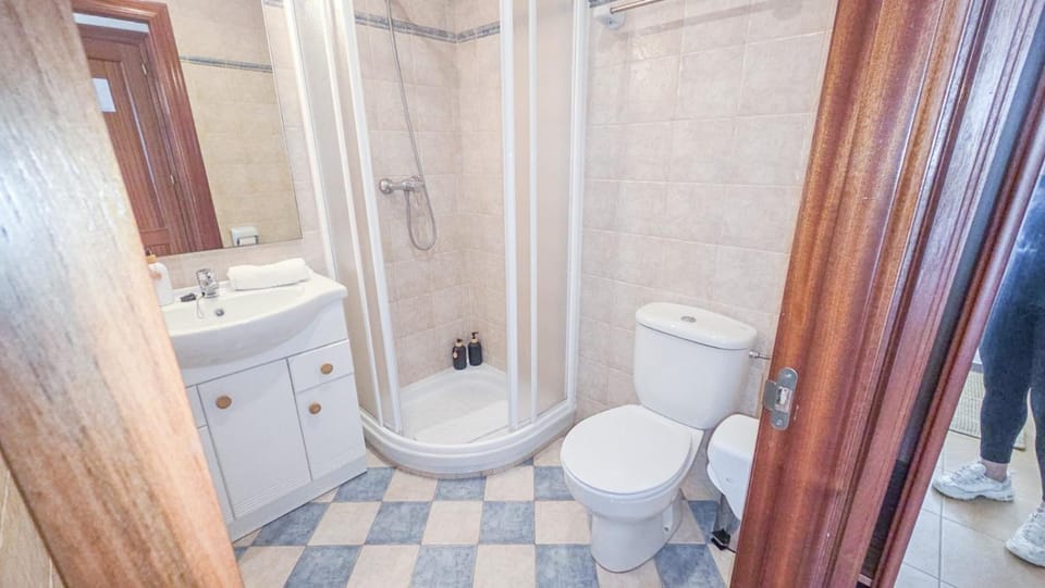 Shower, Toilet, Bathroom, towels