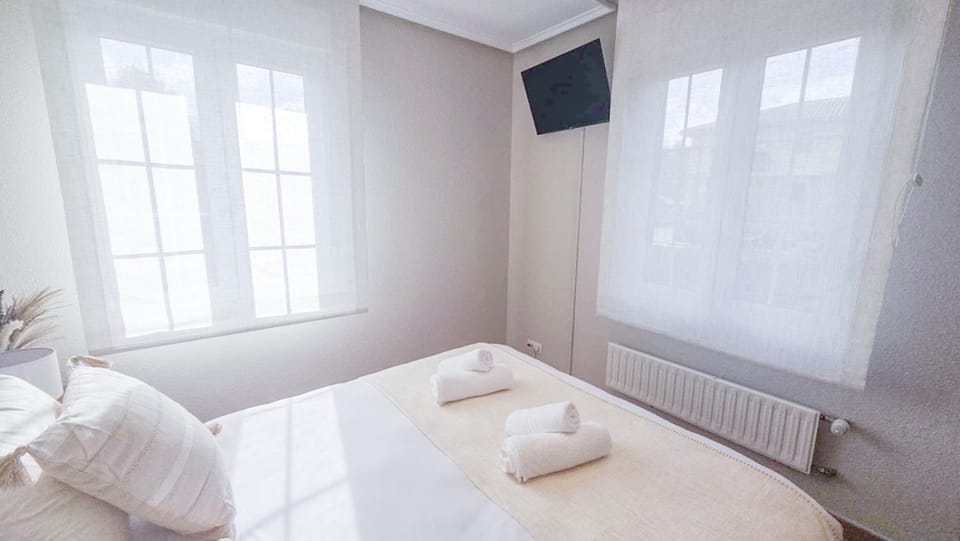 Bed, TV and multimedia, Photo of the whole room, Bedroom, towels