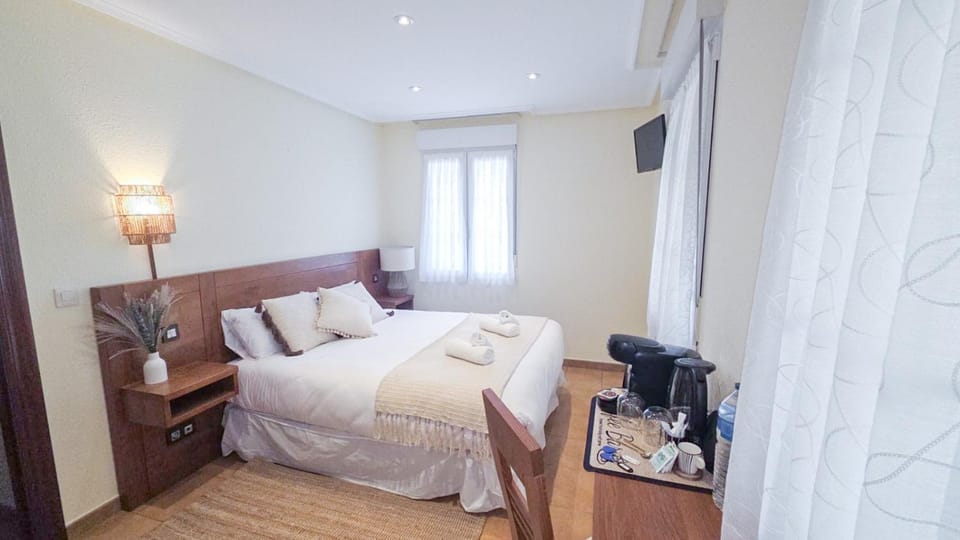 Bed, TV and multimedia, Photo of the whole room, Bedroom, towels