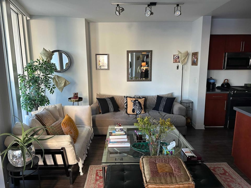 Walk to Beach & Promenade Cozy Santa Monica Condo Apartment in Santa Monica