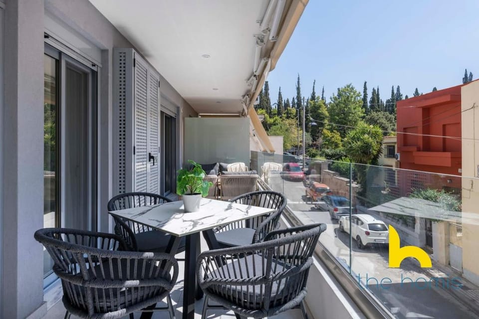 Chic 2BR Family Stay w Outdoor Dining & Parking! Apartment in Athens
