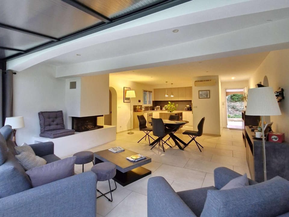 Villa ALMA pour 6 personnes avec piscine, à deux pas du Golf de Valcros, à La Londe-Les-Maures Villa in La Londe-les-Maures