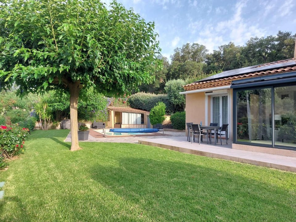 Villa ALMA pour 6 personnes avec piscine, à deux pas du Golf de Valcros, à La Londe-Les-Maures Villa in La Londe-les-Maures