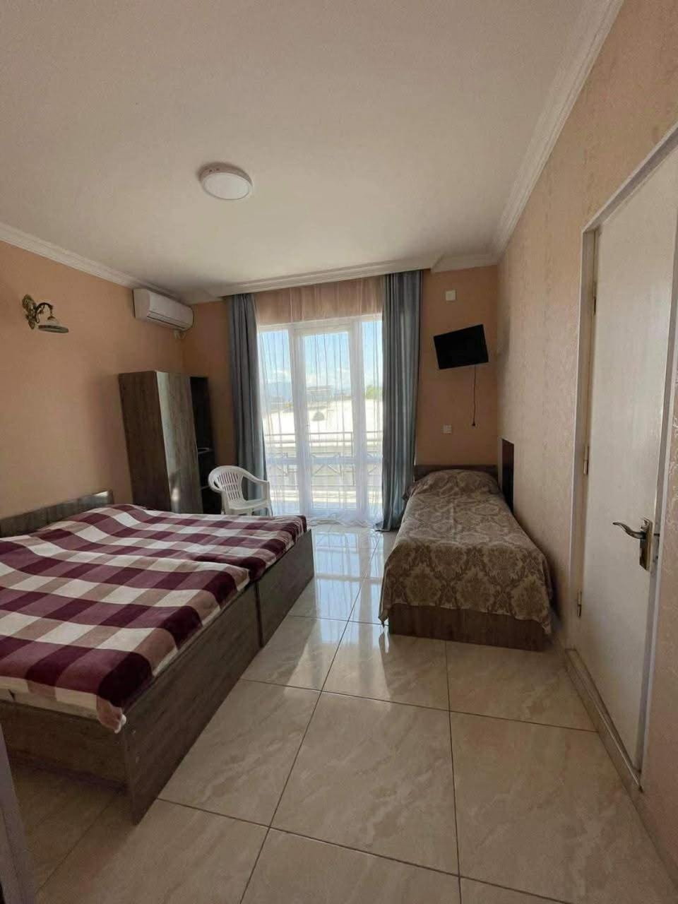 Bed, TV and multimedia, Photo of the whole room, towels, wardrobe