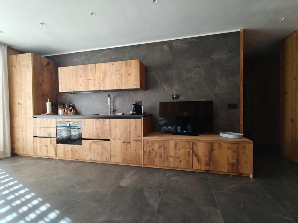 Coffee/tea facilities, Kitchen or kitchenette, stove