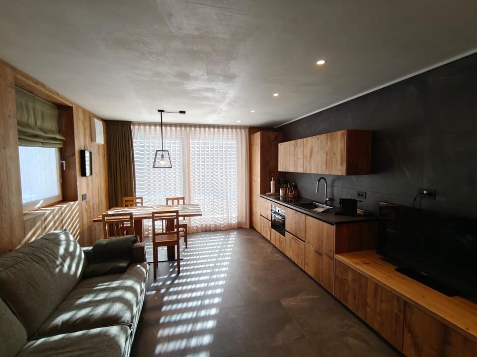 Kitchen or kitchenette, Living room, Seating area, Dining area