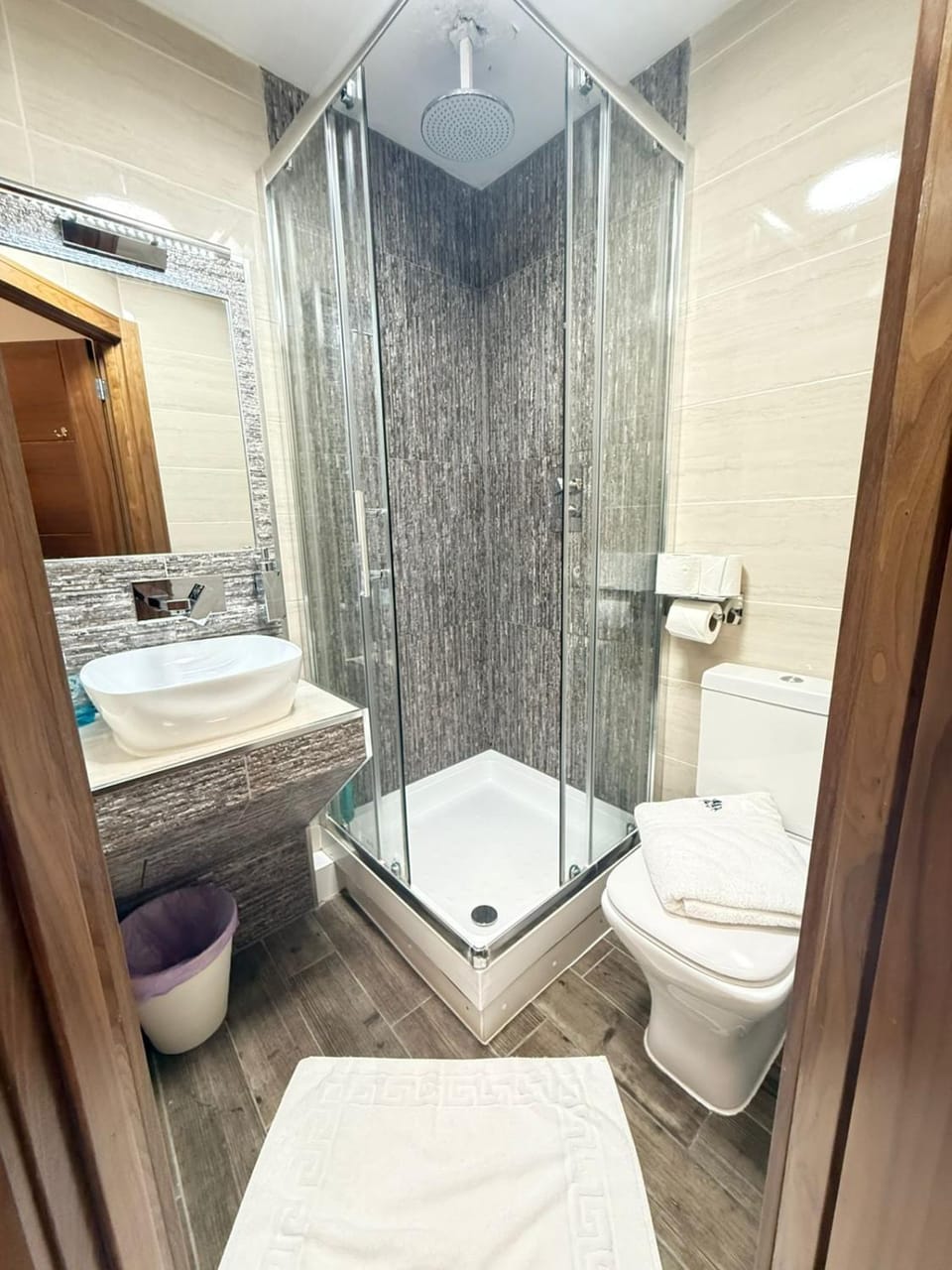 Shower, Toilet, Bathroom, towels