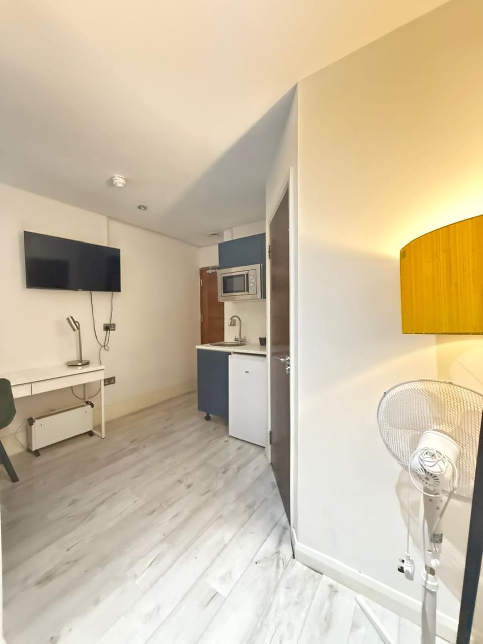 TV and multimedia, Kitchen or kitchenette, Living room, Seating area, oven