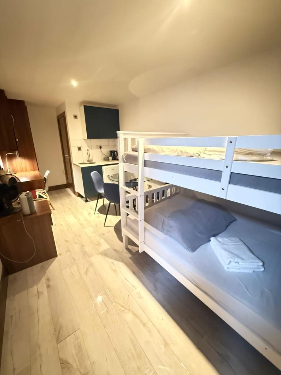 Bed, TV and multimedia, Kitchen or kitchenette, Photo of the whole room, Bedroom, bunk bed