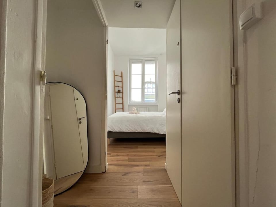Photo of the whole room, Bedroom, wardrobe