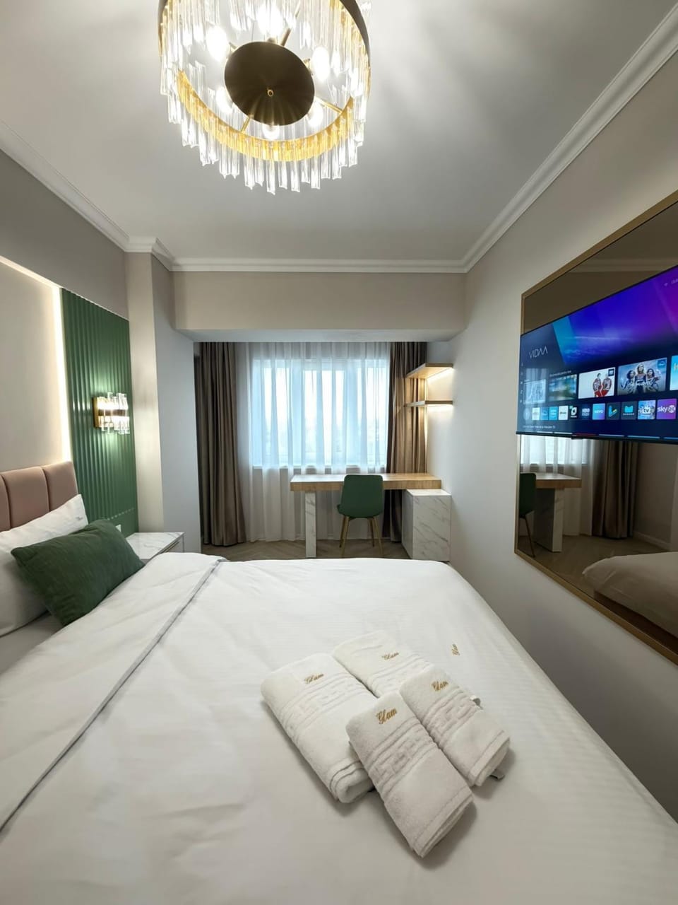 Bed, TV and multimedia, Photo of the whole room, Bedroom, towels