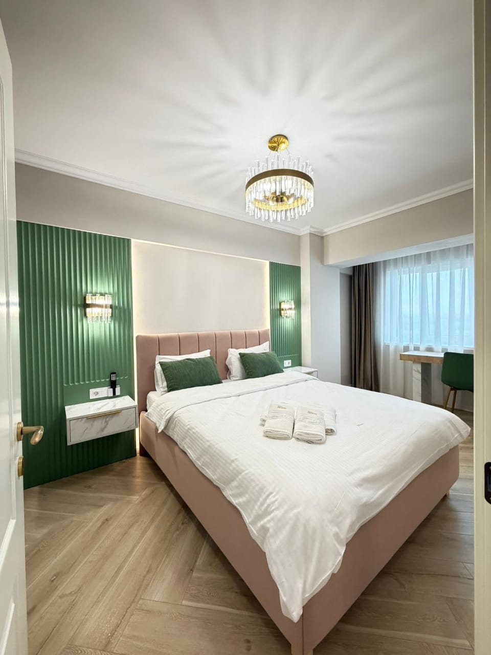Bed, Photo of the whole room, Bedroom, towels