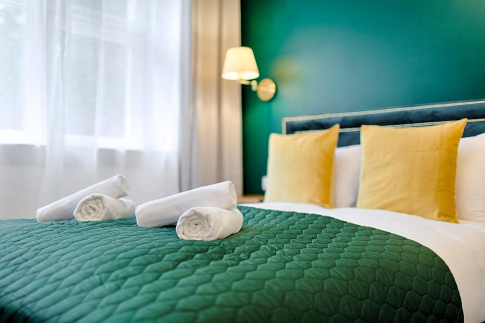 Bed, towels