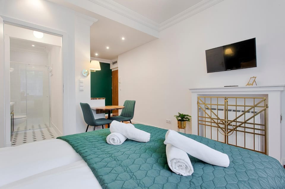 Bed, Bathroom, TV and multimedia, towels