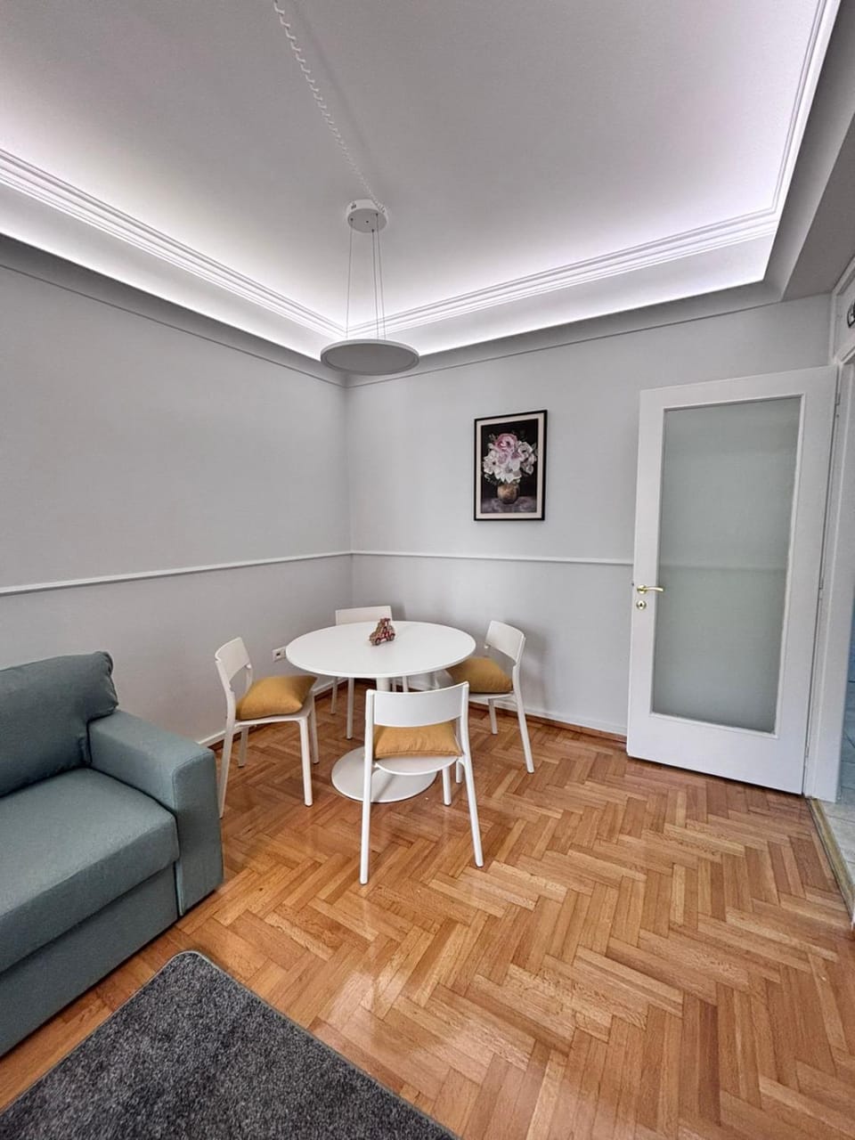 Seating area, Dining area