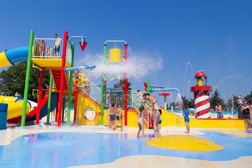 Chalet Schelp - Camping Duinhoeve, Zeeland | Fenced and Bright | Maireweg 7 Chalet in Renesse