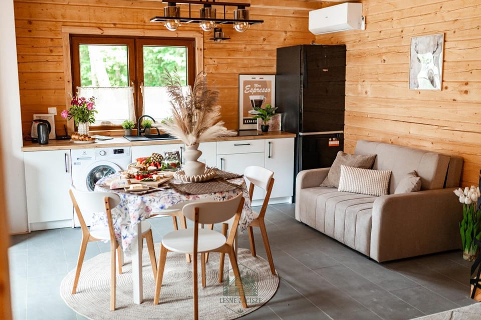 Coffee/tea facilities, Kitchen or kitchenette, Living room, Seating area, Dining area, pet friendly