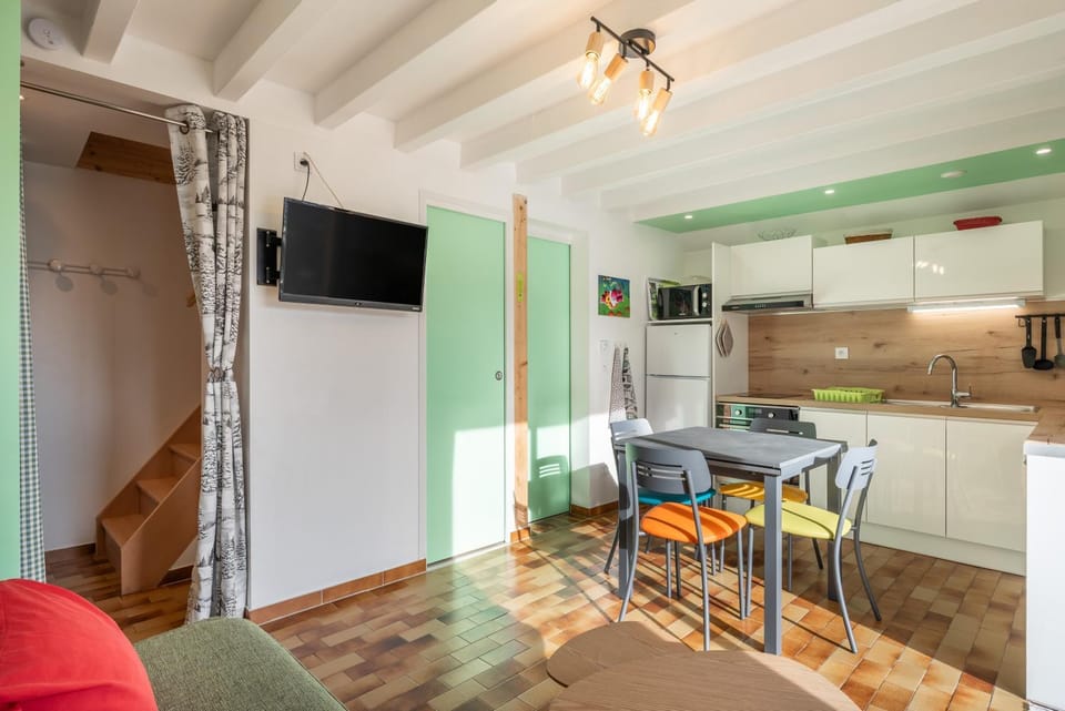 Property building, Kitchen or kitchenette, Living room
