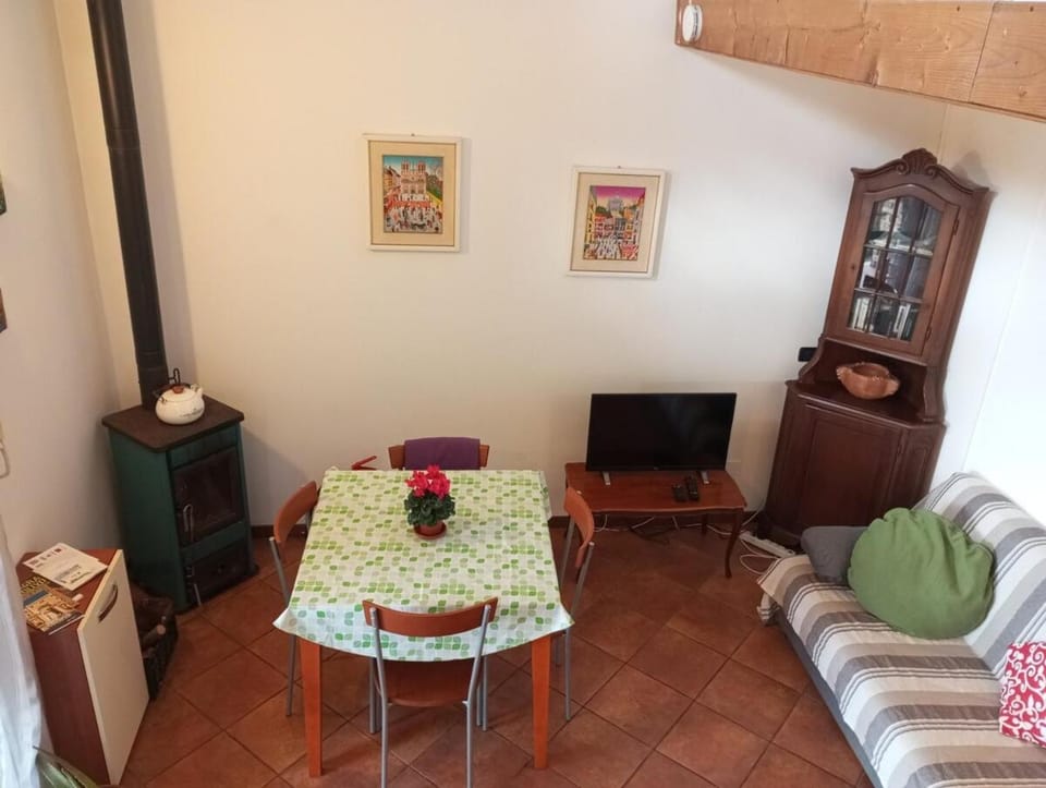 Communal lounge/ TV room, Living room, Dining area, Evening entertainment