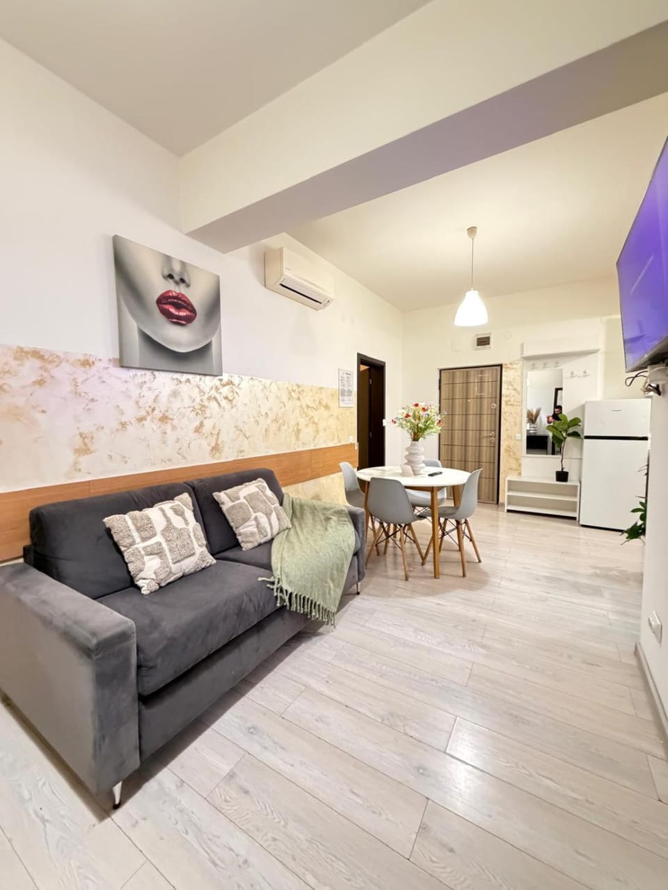 TV and multimedia, Kitchen or kitchenette, Living room, Seating area, Dining area, oven