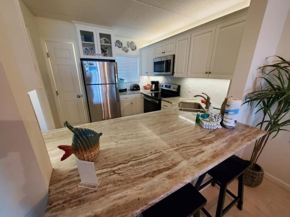 Summerhouse 104- Direct Oceanfront condo Apartment in Crescent Beach