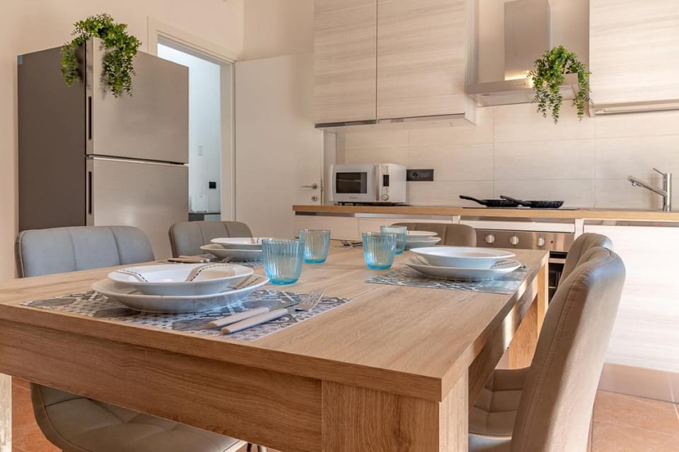 Kitchen or kitchenette, Dining area, minibar, oven, stove