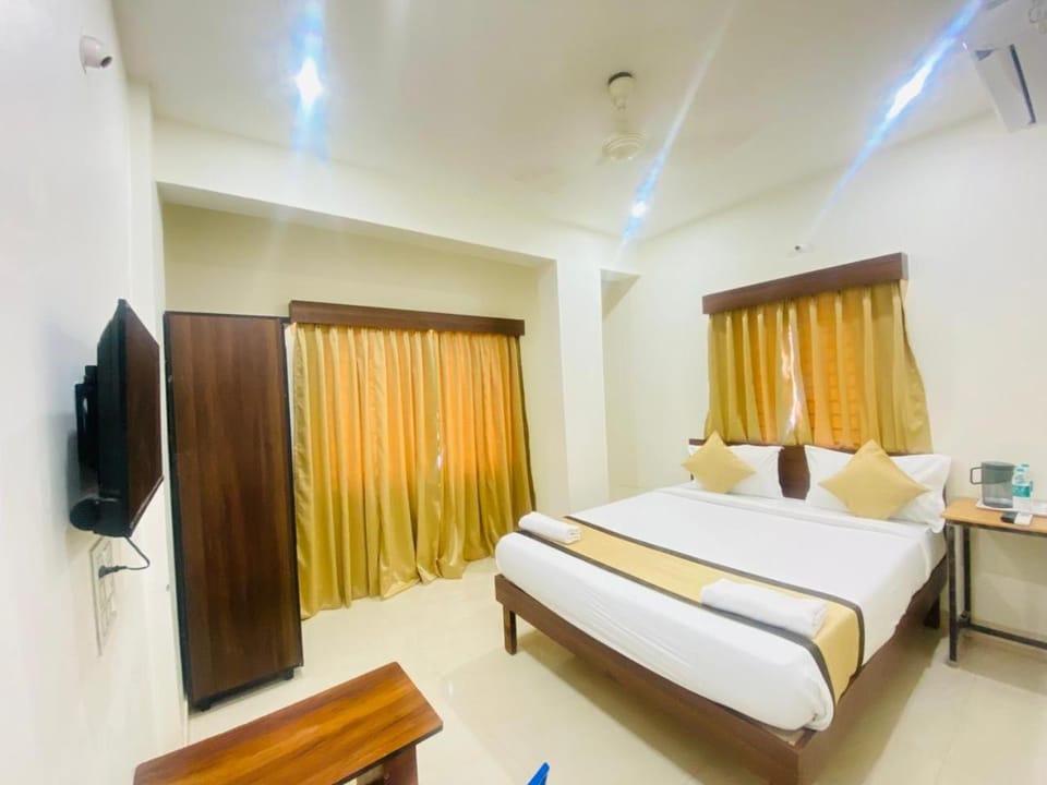 Bed, TV and multimedia, Photo of the whole room, Evening entertainment, Bedroom, wardrobe, air conditioner