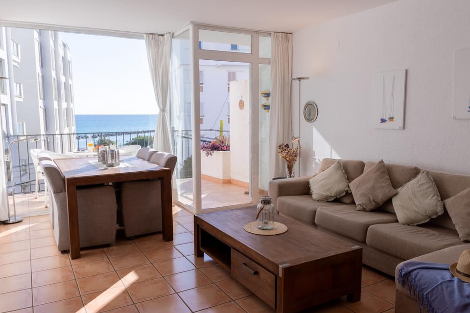 Natural landscape, View (from property/room), Balcony/Terrace, Living room, Seating area, Dining area, Sea view
