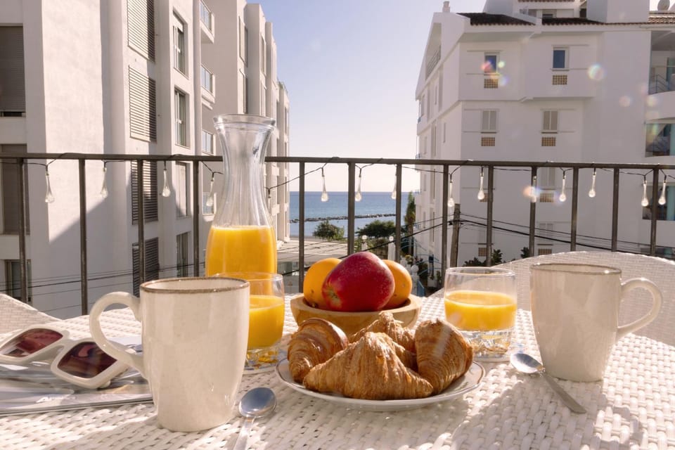 Property building, Balcony/Terrace, Sea view, Breakfast, Sunrise