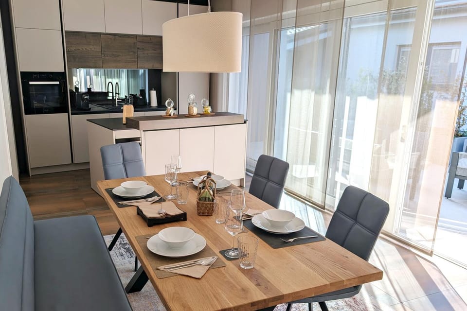 Dining area, kitchen