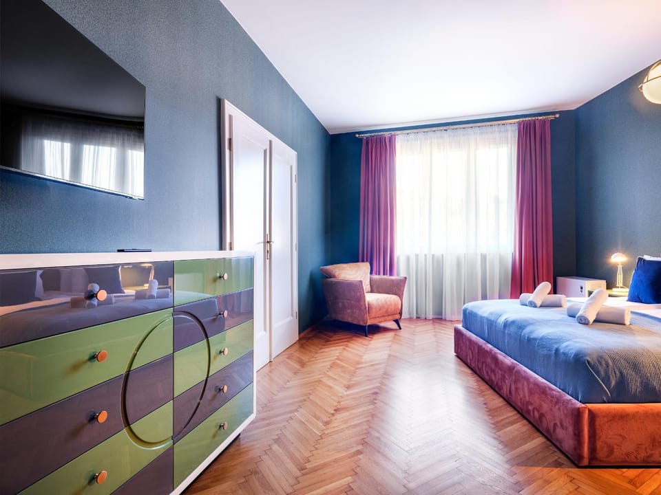 Bed, TV and multimedia, Photo of the whole room, Bedroom