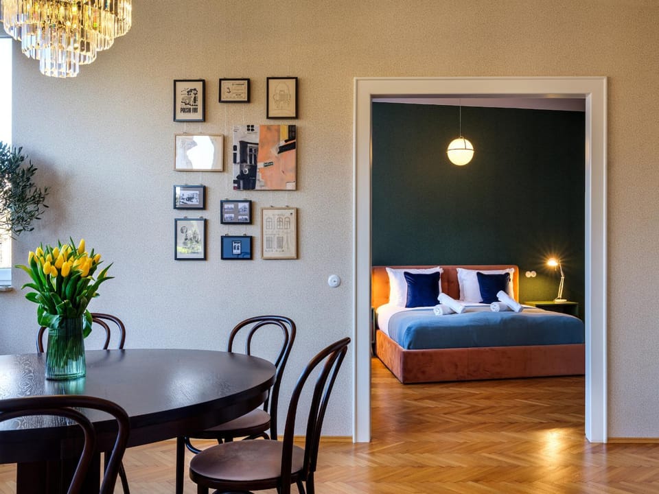 Bed, Living room, Photo of the whole room, Seating area, Dining area, Bedroom