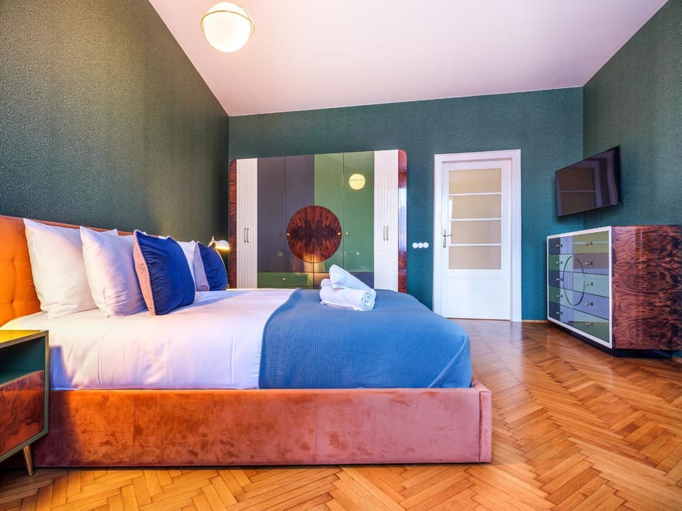 Bed, TV and multimedia, Photo of the whole room, Bedroom, towels