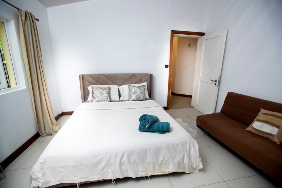 Bed, Photo of the whole room, towels
