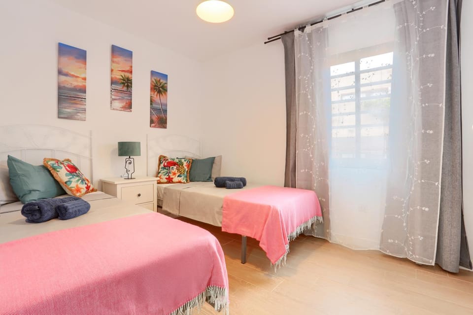 Photo of the whole room, Garden view