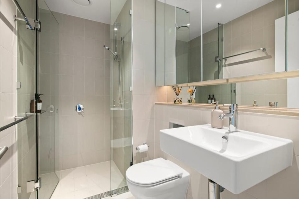 Sub Penthouse in Docklands w Breathtaking Views - Pool, Gym & Parking Apartment in Melbourne