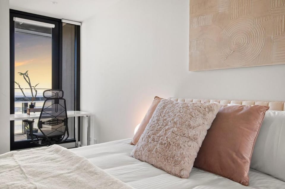 Sub Penthouse in Docklands w Breathtaking Views - Pool, Gym & Parking Apartment in Melbourne