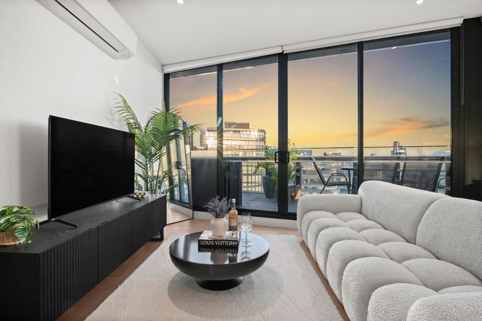 Sub Penthouse in Docklands w Breathtaking Views - Pool, Gym & Parking Apartment in Melbourne