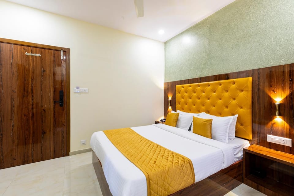 Bed, Photo of the whole room, Bedroom, air conditioner