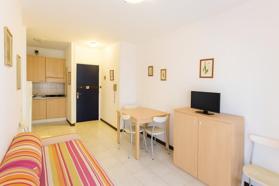 Kitchen or kitchenette, Living room, Dining area