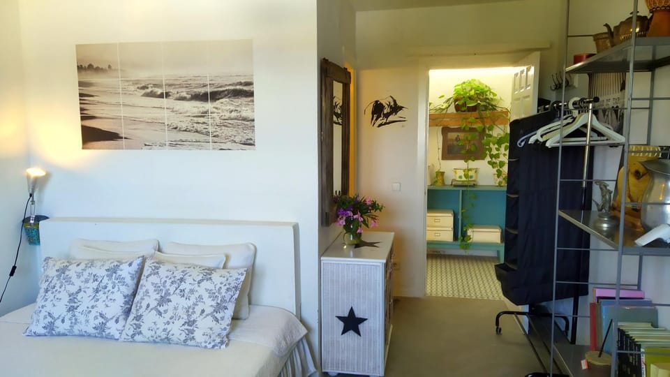 Room in Finca Molino in Almayate with Pool, Sea Views, Family Touch & Dog Madness Apartment in Axarquía