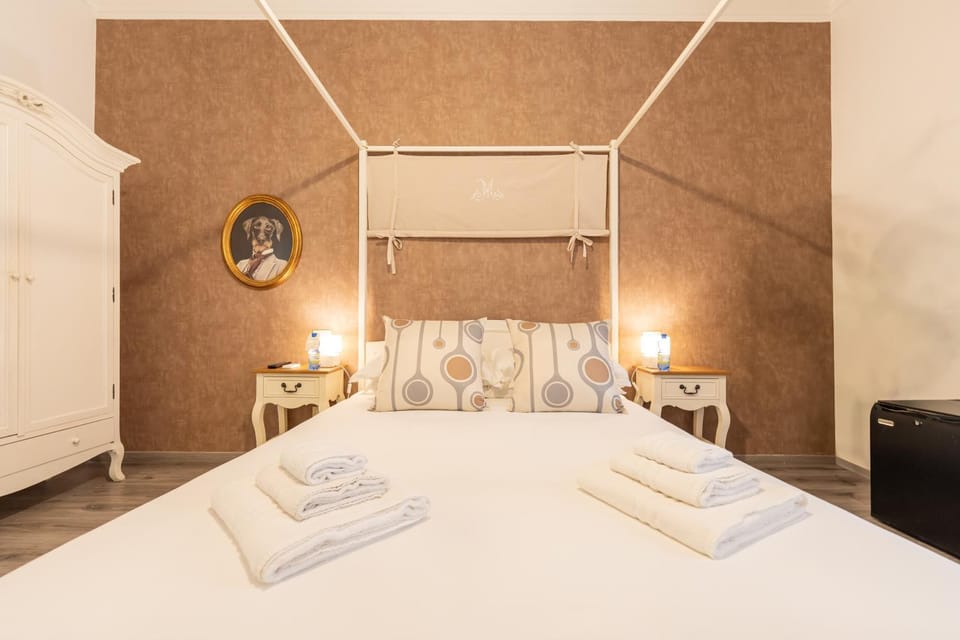 Bed, Bedroom, towels