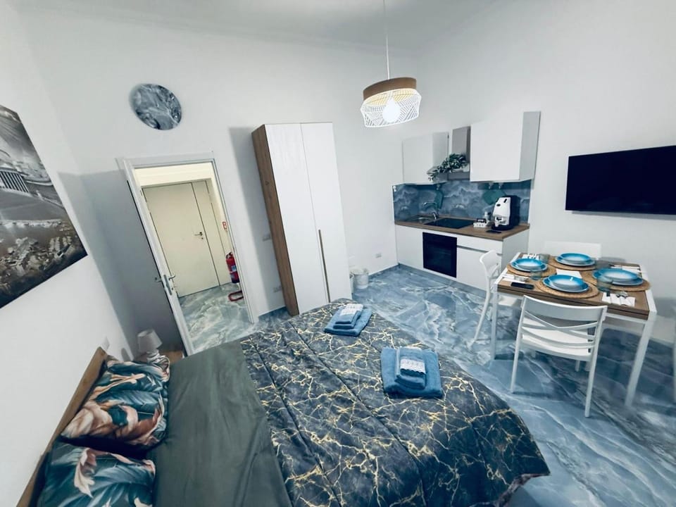 Bed, TV and multimedia, Kitchen or kitchenette, Photo of the whole room, Dining area, Bedroom, minibar