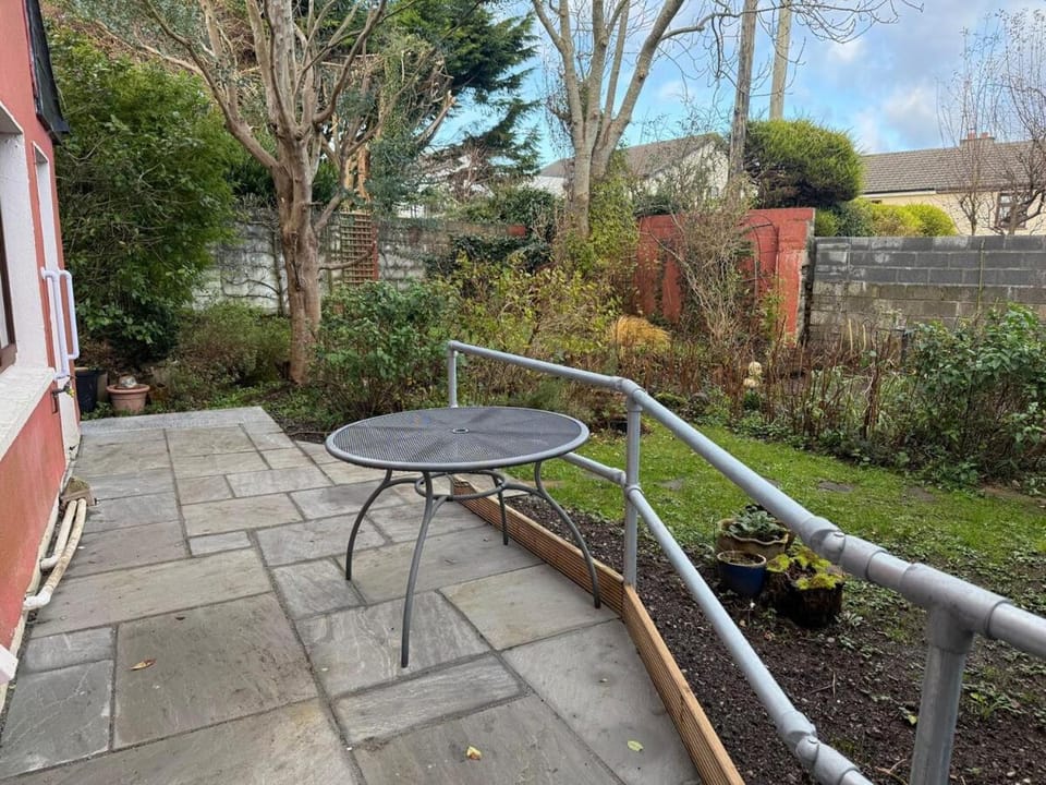 Large cosy home with garden, excellent location! House in Galway