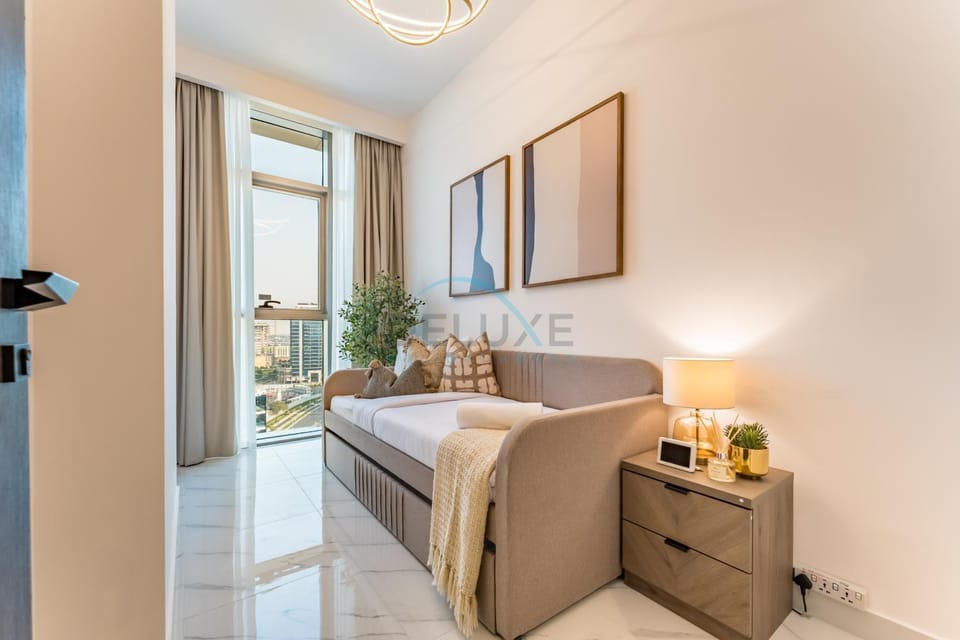 Bed, Seating area, Bedroom