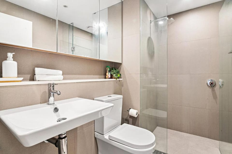 Modern Docklands 2B1B APT - City View , Pool, Gym, Free Parking Apartment in Melbourne