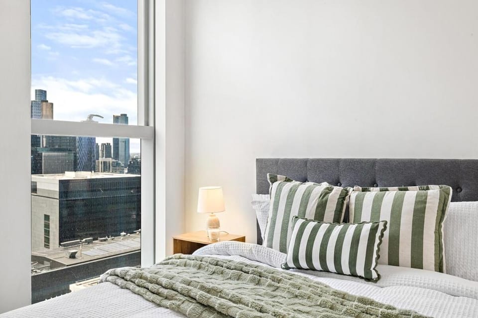 Modern Docklands 2B1B APT - City View , Pool, Gym, Free Parking Apartment in Melbourne