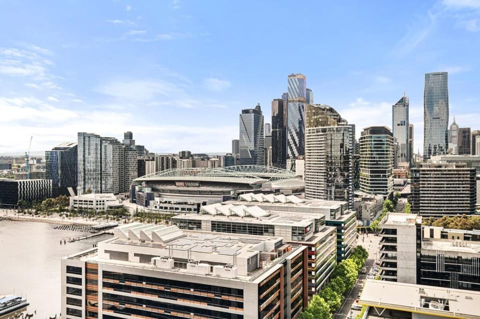 Modern Docklands 2B1B APT - City View , Pool, Gym, Free Parking Apartment in Melbourne